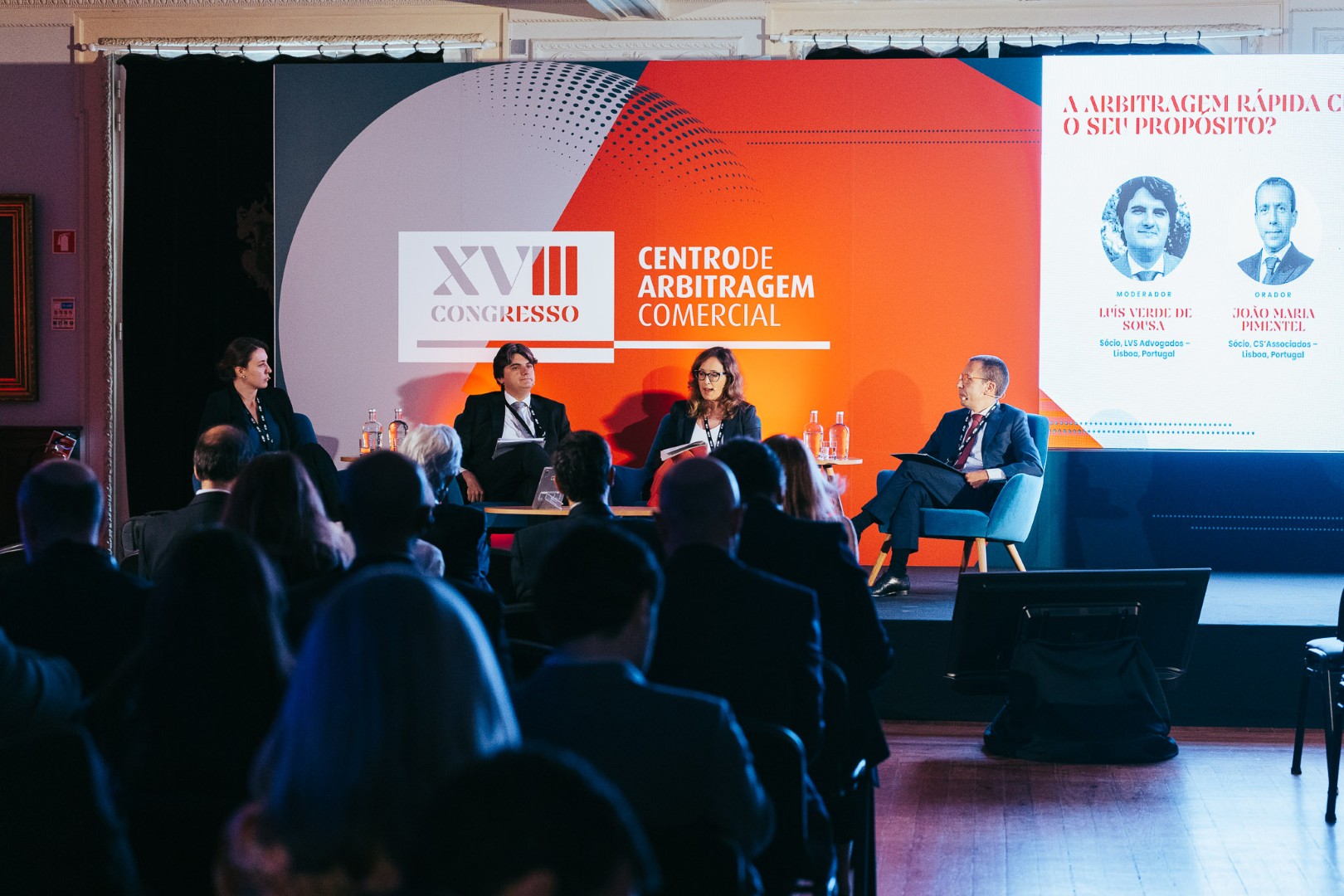 Painel de congresso com cobertura audiovisual profissional